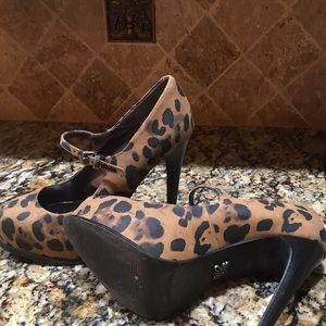 Vera Wang size 7 steleto. 4-1/2 heels